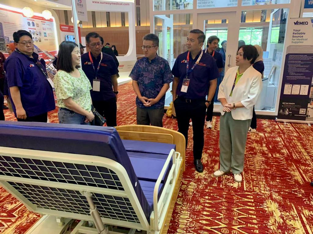 Minister Liew Chin Tong MITI visit Expo iElder
