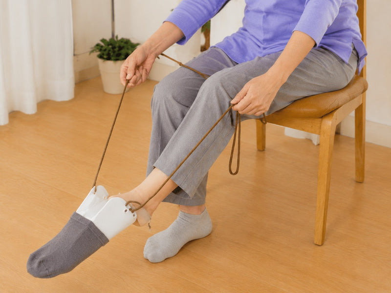 Auxiliary equipment for socks (assist in wearing stockings) | Hakuzo